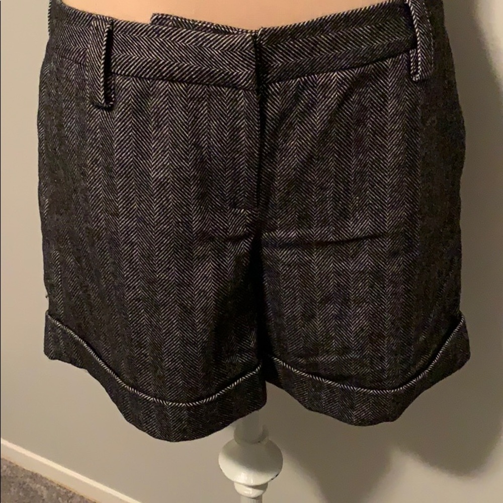 The Limited drew fit shorts size 6, wool blend.